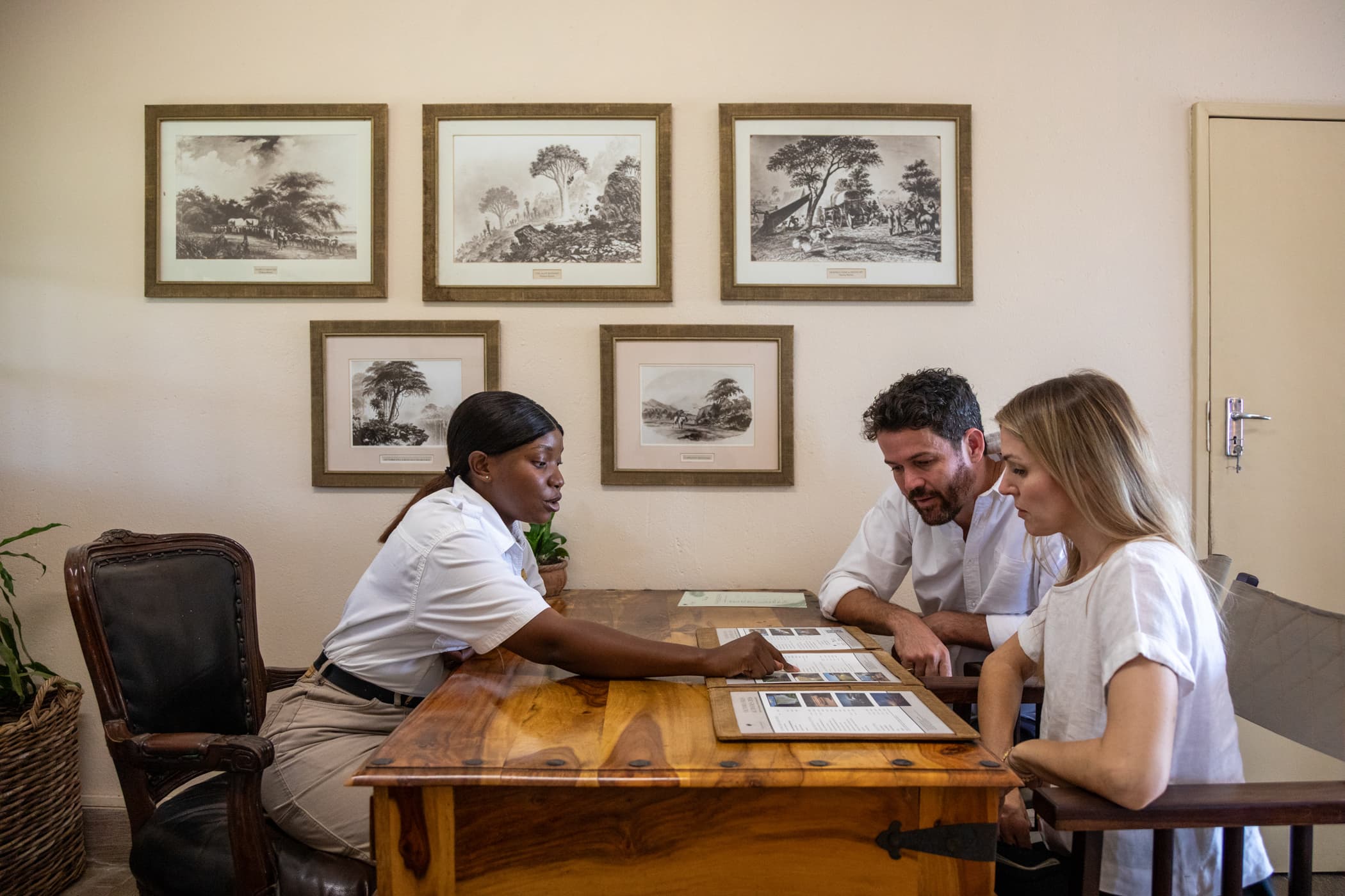 Ilala-Lodge-Facilities-Activity-Desk-01-1